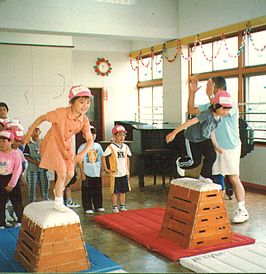 斎藤勇作先生とスポーツあそびをする子どもたち